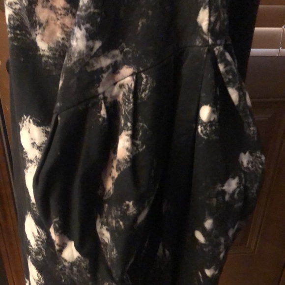 Free People black sweatshirt with billowy pleated sleeves and pink bleach effect - Picture 7 of 16